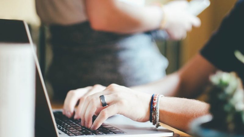 Как использовать нейросеть для создания картинок с текстом